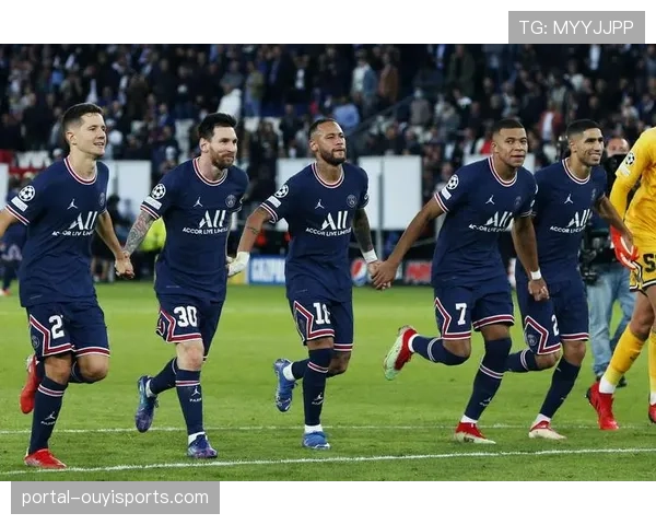 巴黎球迷高歌庆祝,主场气氛热烈 巴黎球迷高歌庆祝,主场气氛热烈