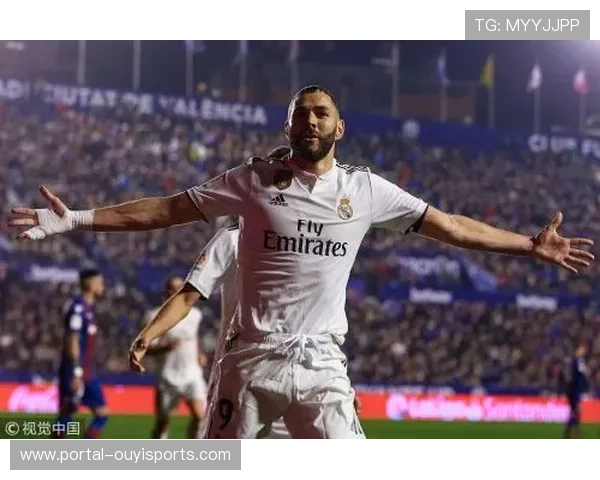 皇马替补席维尼修斯与姆巴佩交谈，镜头捕捉互动画面